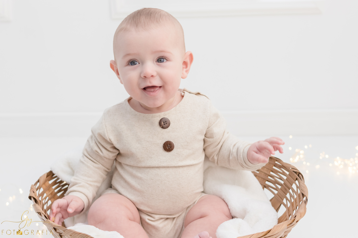 Enrico 6 meses. Fotografo em londrina. Acompanhamento do bebe clean. Momento registrado pela fotografa Giscellayne - Gy Fotografia.