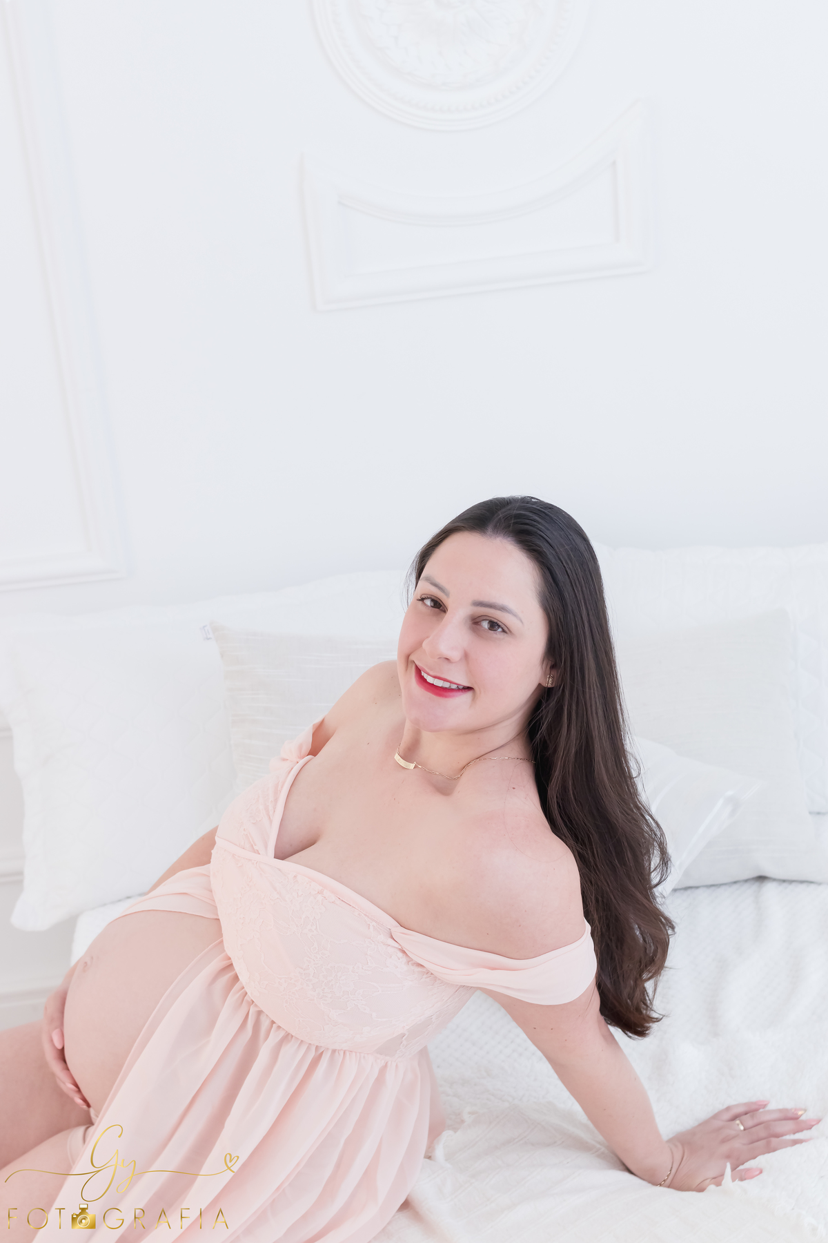 Ana Paula em seu ensaio clean de gestante em estudio. Fotografo em londrina. Momento registrado pela fotografa Giscellayne - Gy Fotografia.