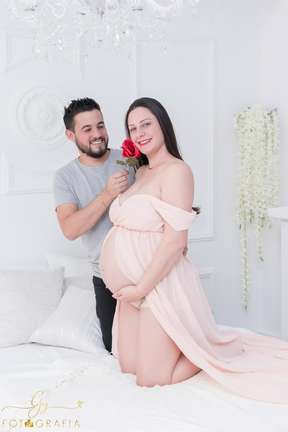 Ana Paula em seu ensaio clean de gestante em estudio. Fotografo em londrina. Momento registrado pela fotografa Giscellayne - Gy Fotografia.