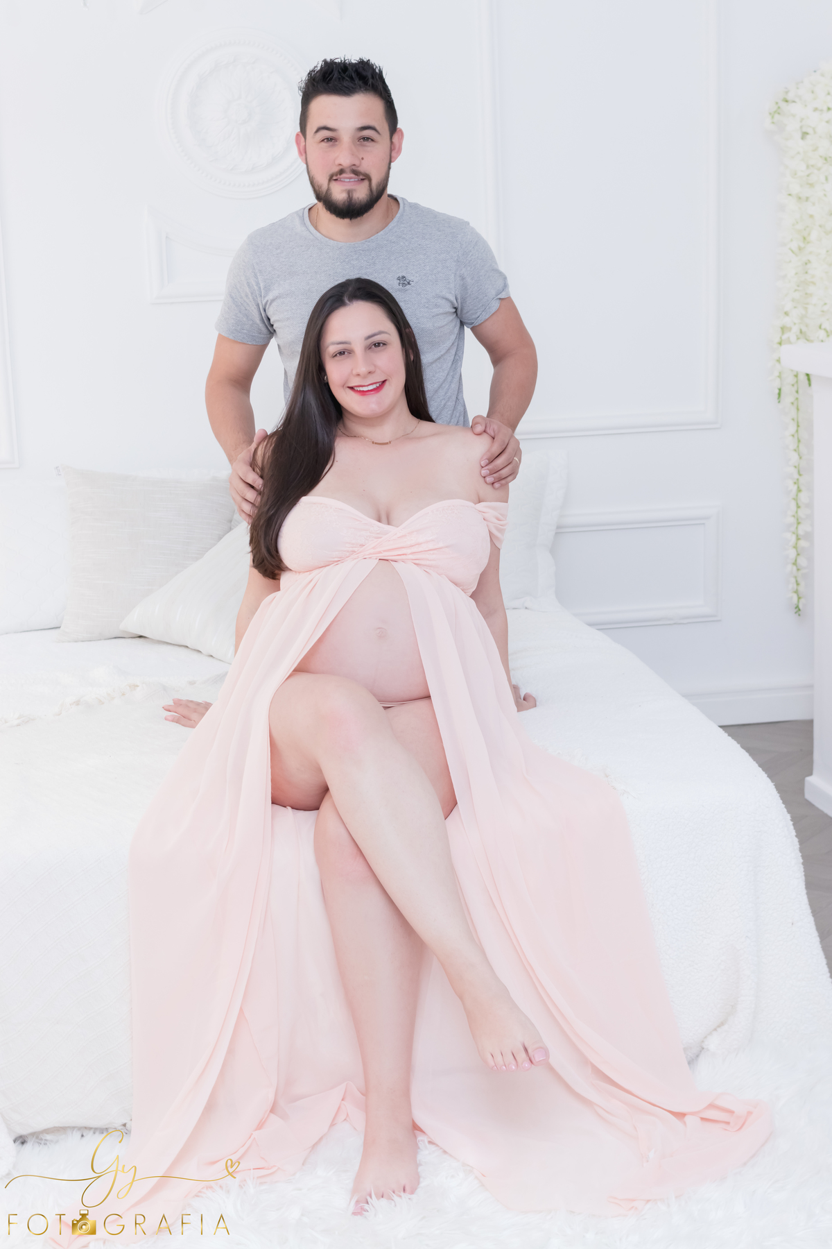 Ana Paula em seu ensaio clean de gestante em estudio. Fotografo em londrina. Momento registrado pela fotografa Giscellayne - Gy Fotografia.