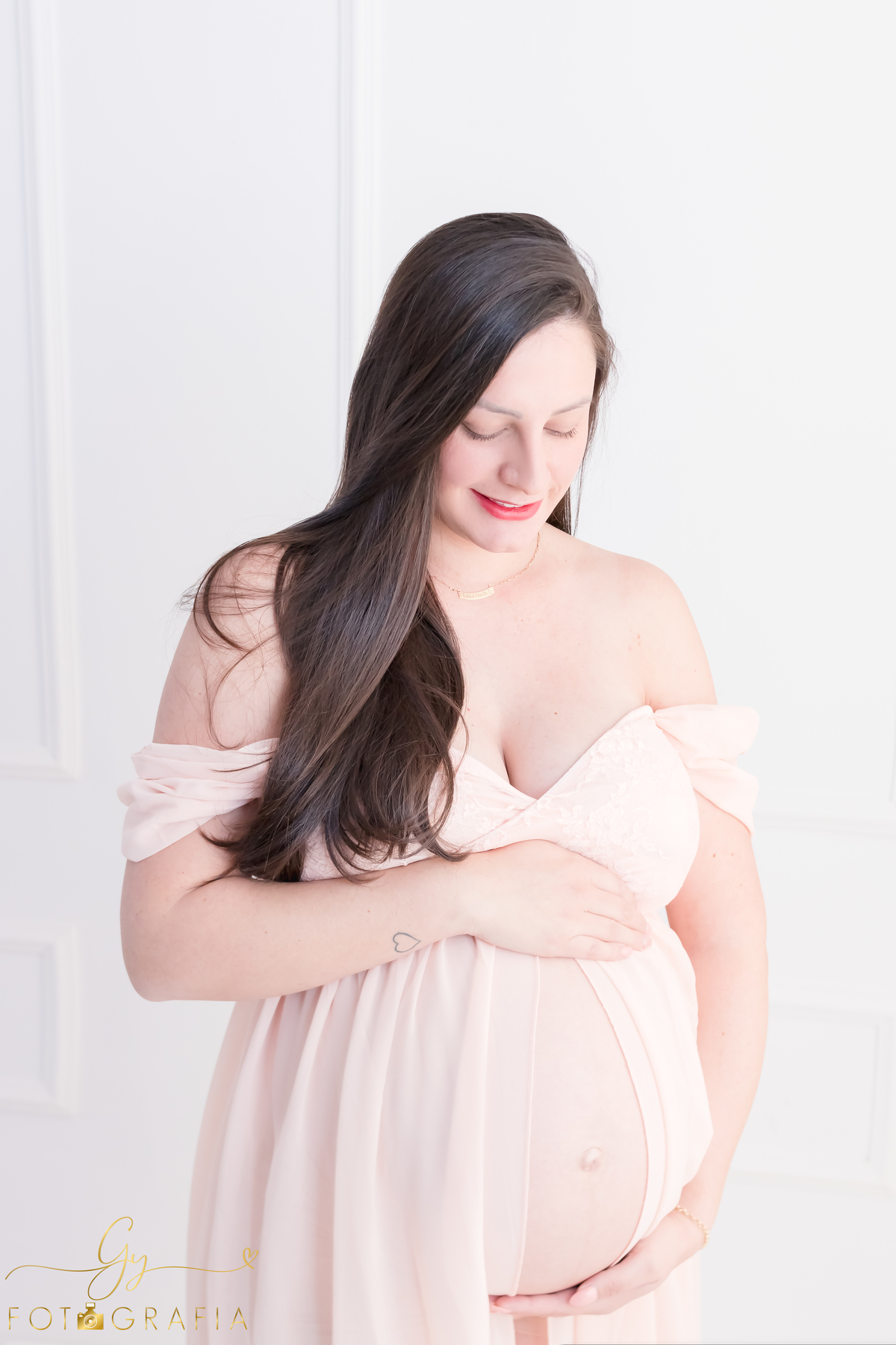 Ana Paula em seu ensaio clean de gestante em estudio. Fotografo em londrina. Momento registrado pela fotografa Giscellayne - Gy Fotografia.