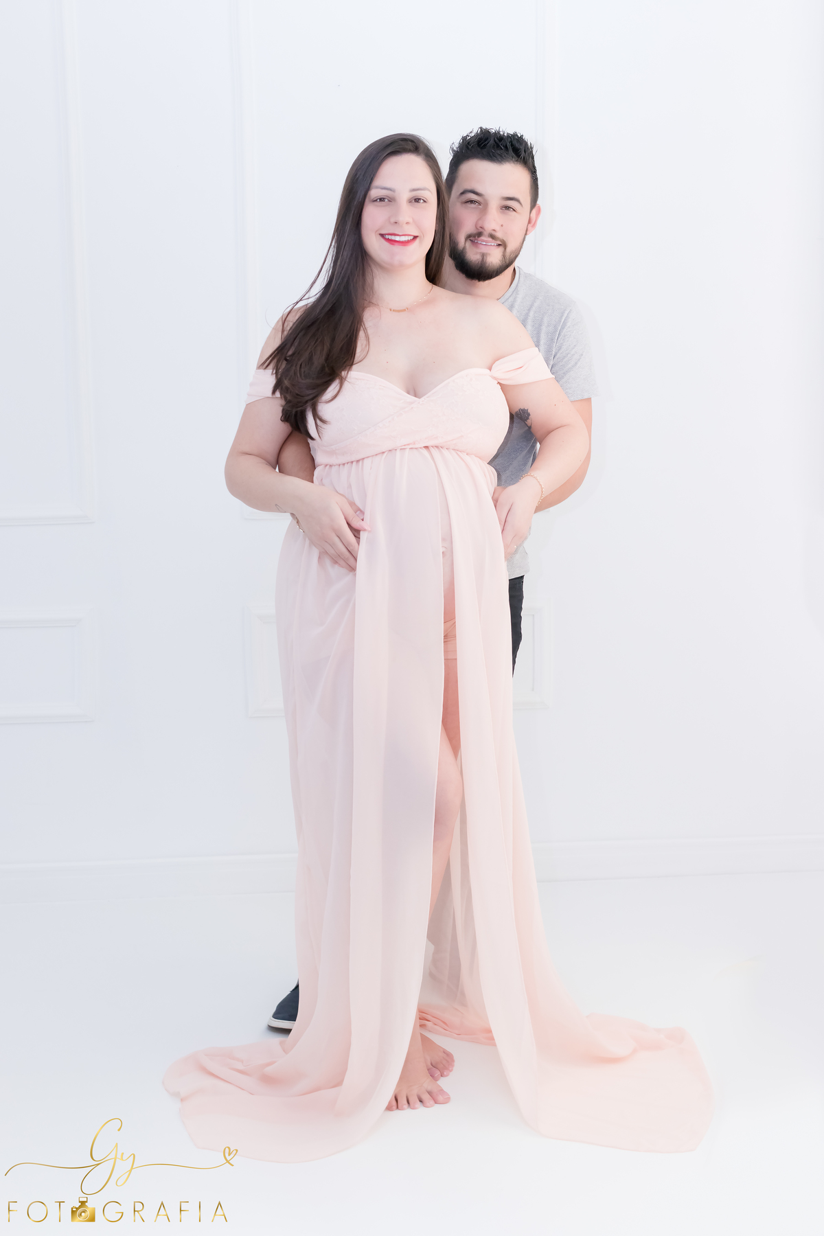 Ana Paula em seu ensaio clean de gestante em estudio. Fotografo em londrina. Momento registrado pela fotografa Giscellayne - Gy Fotografia.