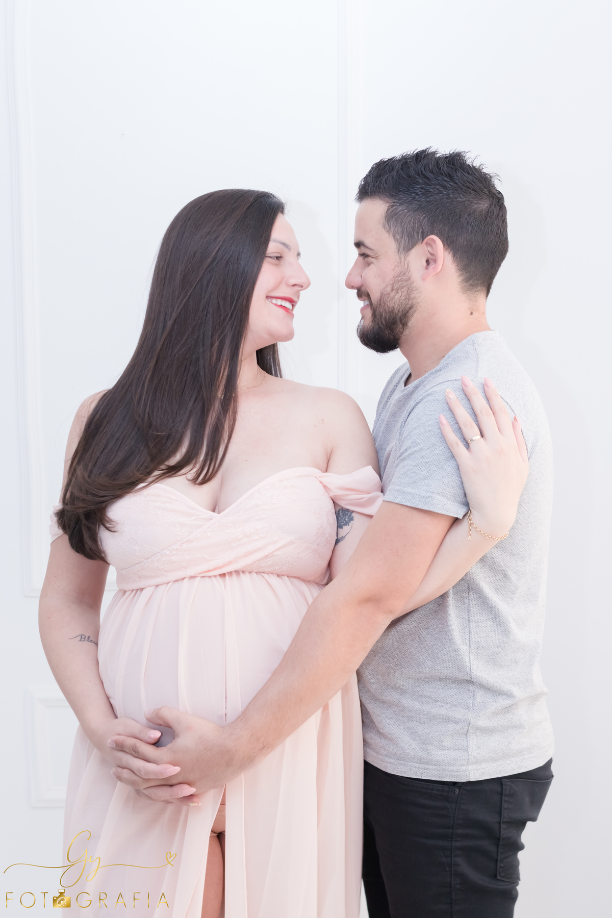 Ana Paula em seu ensaio clean de gestante em estudio. Fotografo em londrina. Momento registrado pela fotografa Giscellayne - Gy Fotografia.