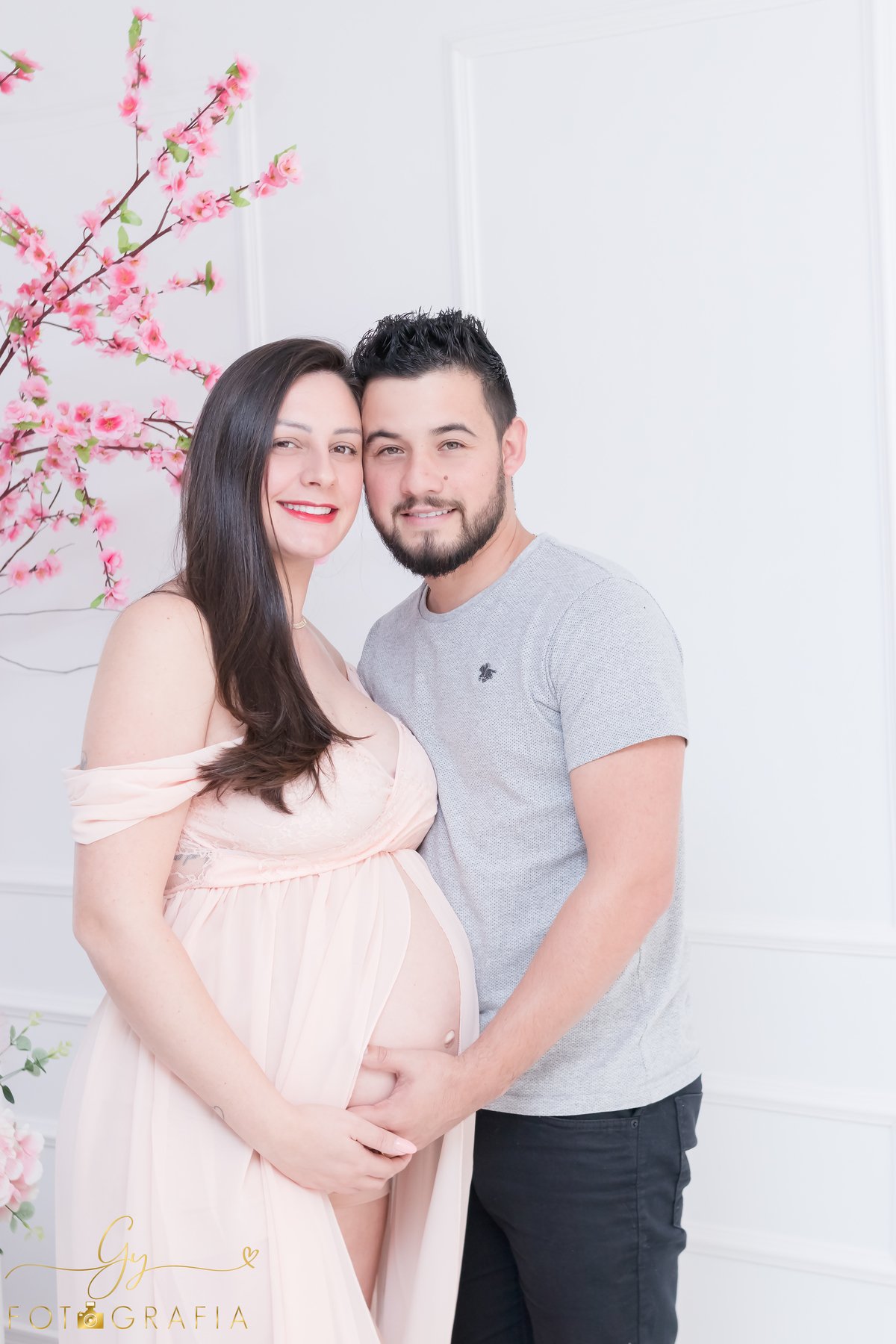 Ana Paula em seu ensaio clean de gestante em estudio. Fotografo em londrina. Momento registrado pela fotografa Giscellayne - Gy Fotografia.