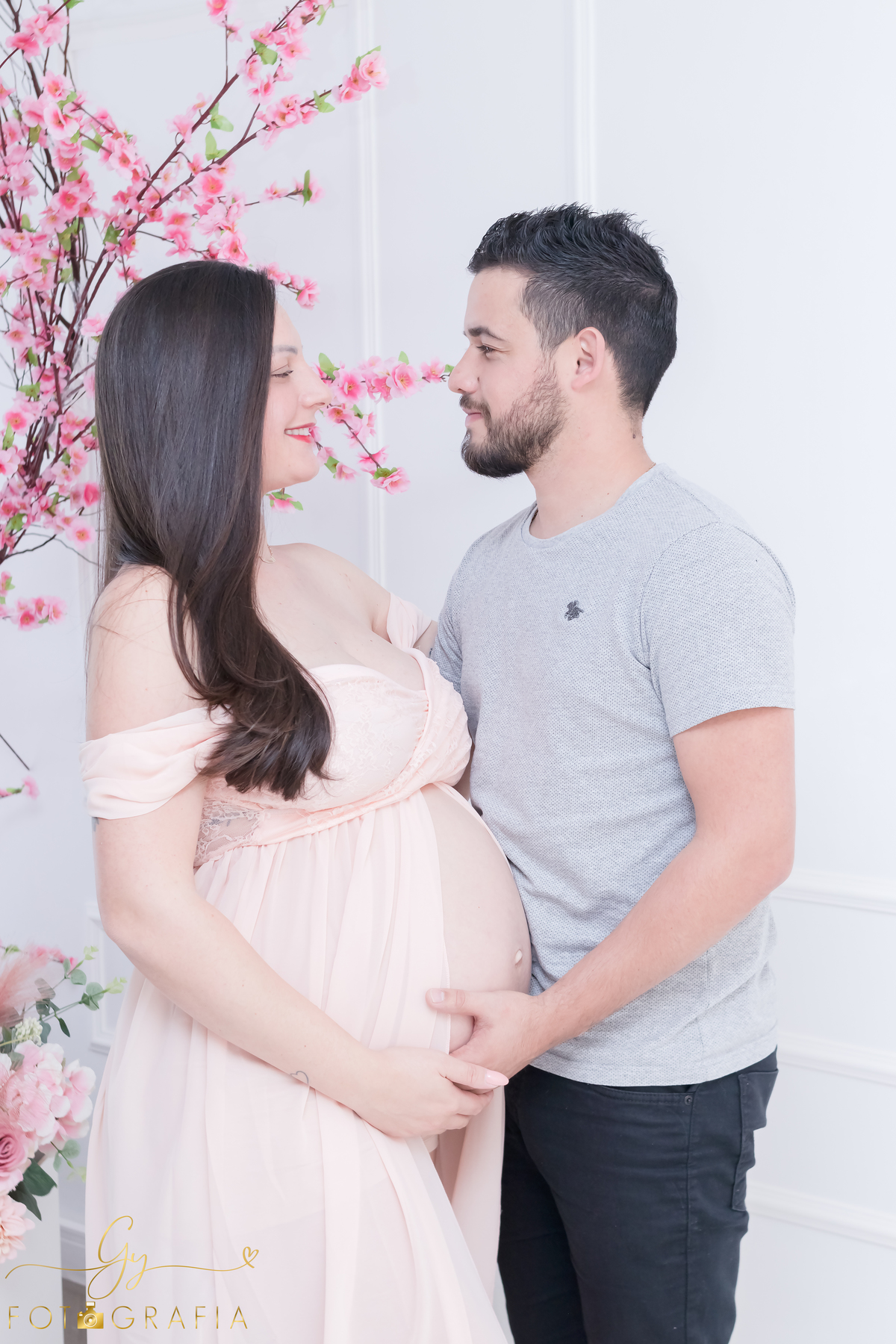 Ana Paula em seu ensaio clean de gestante em estudio. Fotografo em londrina. Momento registrado pela fotografa Giscellayne - Gy Fotografia.