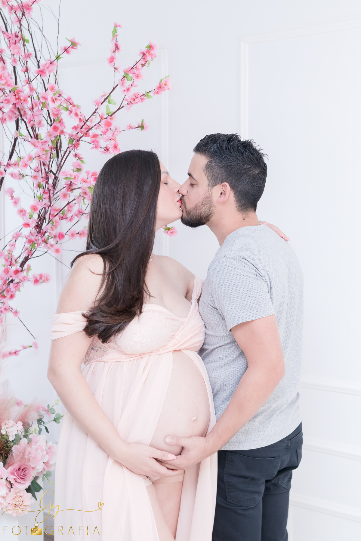 Ana Paula em seu ensaio clean de gestante em estudio. Fotografo em londrina. Momento registrado pela fotografa Giscellayne - Gy Fotografia.