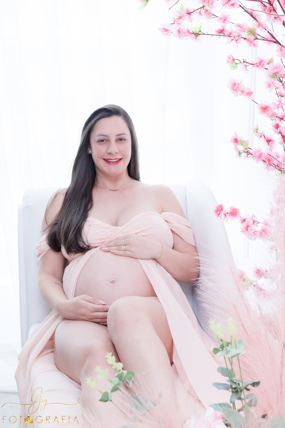 Ana Paula em seu ensaio clean de gestante em estudio. Fotografo em londrina. Momento registrado pela fotografa Giscellayne - Gy Fotografia.