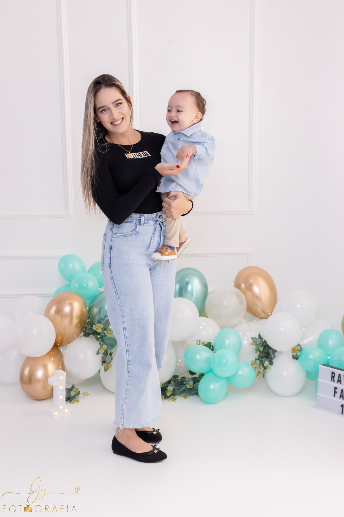 Ensaio smash the cake com os pais. Fotografo em Londrina. Momento registrado pela fotografa Giscellayne - Gy Fotografia. ensaio em Estúdio