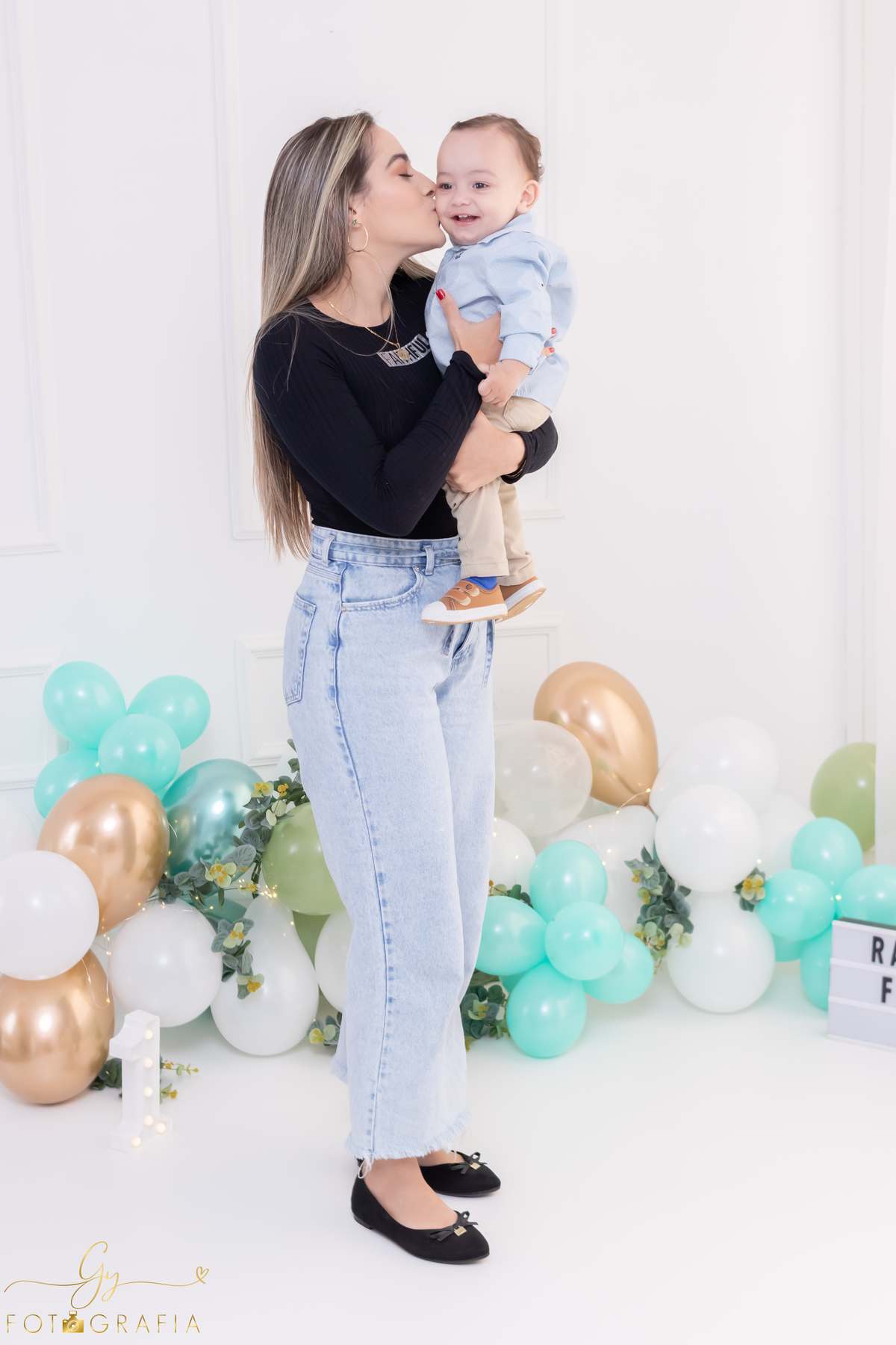 Ensaio smash the cake com os pais. Fotografo em Londrina. Momento registrado pela fotografa Giscellayne - Gy Fotografia. ensaio em Estúdio