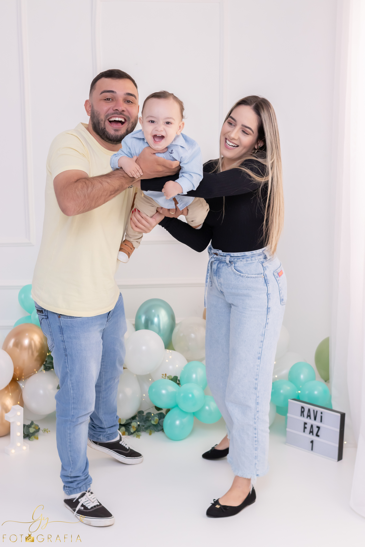 Ensaio smash the cake com os pais. Fotografo em Londrina. Momento registrado pela fotografa Giscellayne - Gy Fotografia. ensaio em Estúdio