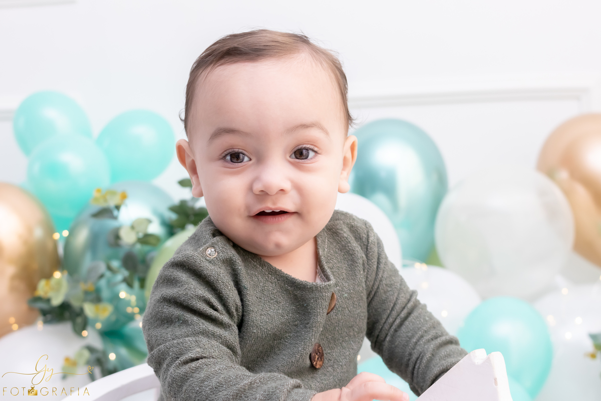 Ensaio smash the cake com os pais. Fotografo em Londrina. Momento registrado pela fotografa Giscellayne - Gy Fotografia. ensaio em Estúdio