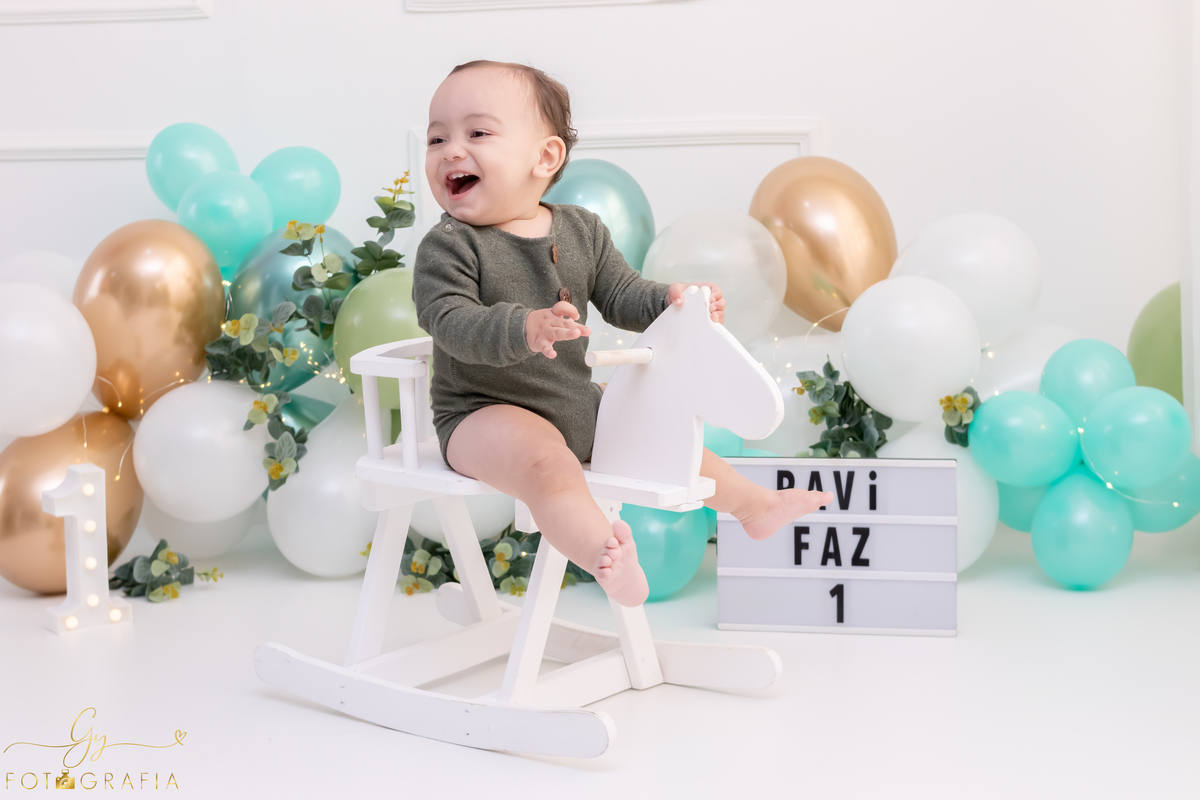 Ensaio smash the cake com os pais. Fotografo em Londrina. Momento registrado pela fotografa Giscellayne - Gy Fotografia. ensaio em Estúdio