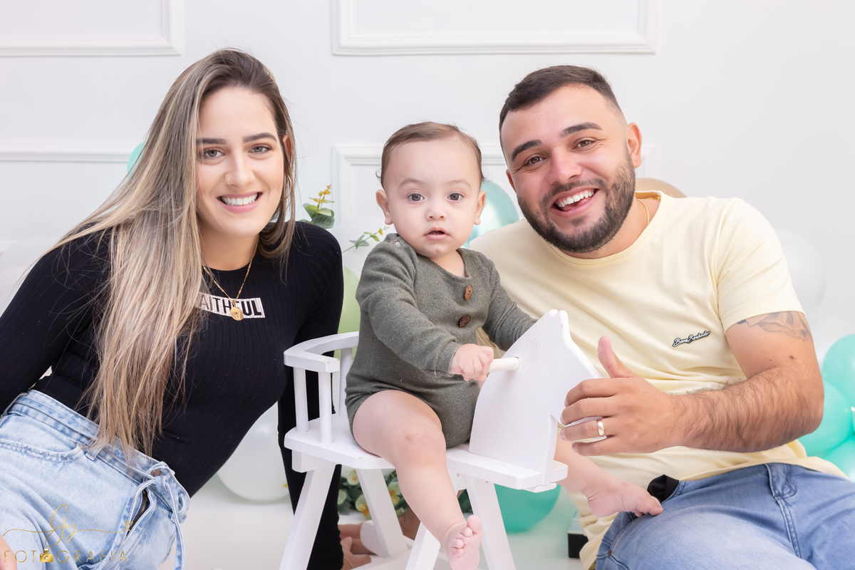 Ensaio smash the cake com os pais. Fotografo em Londrina. Momento registrado pela fotografa Giscellayne - Gy Fotografia. ensaio em Estúdio