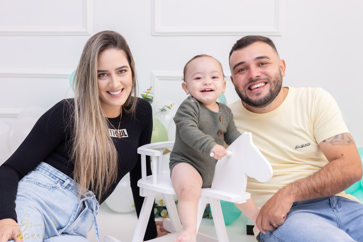 Ensaio smash the cake com os pais. Fotografo em Londrina. Momento registrado pela fotografa Giscellayne - Gy Fotografia. ensaio em Estúdio