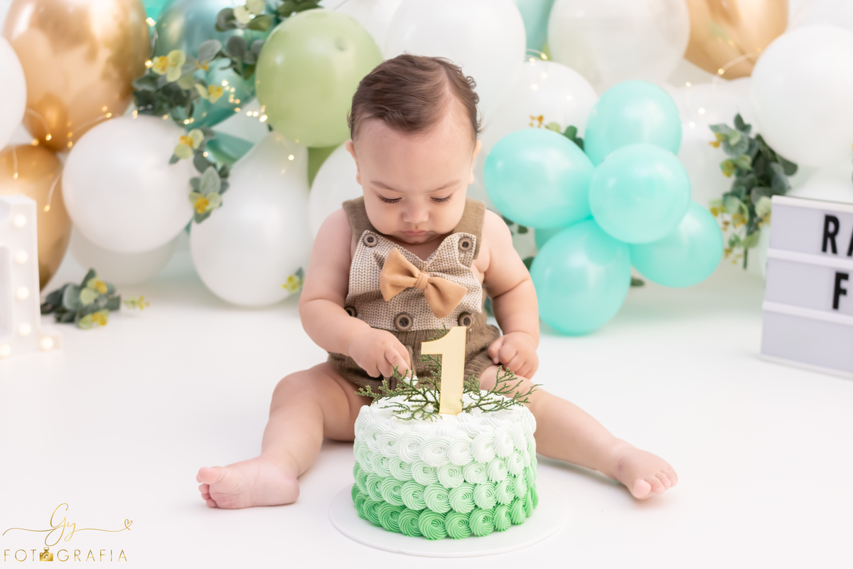 Ensaio smash the cake com os pais. Fotografo em Londrina. Momento registrado pela fotografa Giscellayne - Gy Fotografia. ensaio em Estúdio