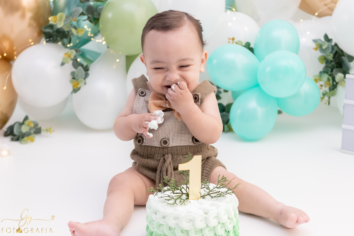 Ensaio smash the cake com os pais. Fotografo em Londrina. Momento registrado pela fotografa Giscellayne - Gy Fotografia. ensaio em Estúdio