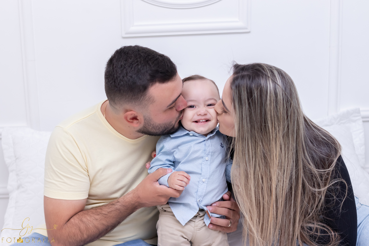 Ensaio smash the cake com os pais. Fotografo em Londrina. Momento registrado pela fotografa Giscellayne - Gy Fotografia. ensaio em Estúdio