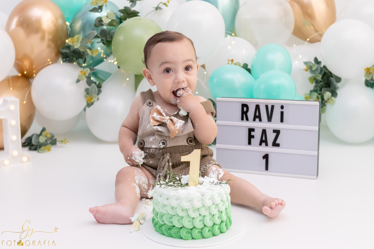 Ensaio smash the cake com os pais. Fotografo em Londrina. Momento registrado pela fotografa Giscellayne - Gy Fotografia. ensaio em Estúdio