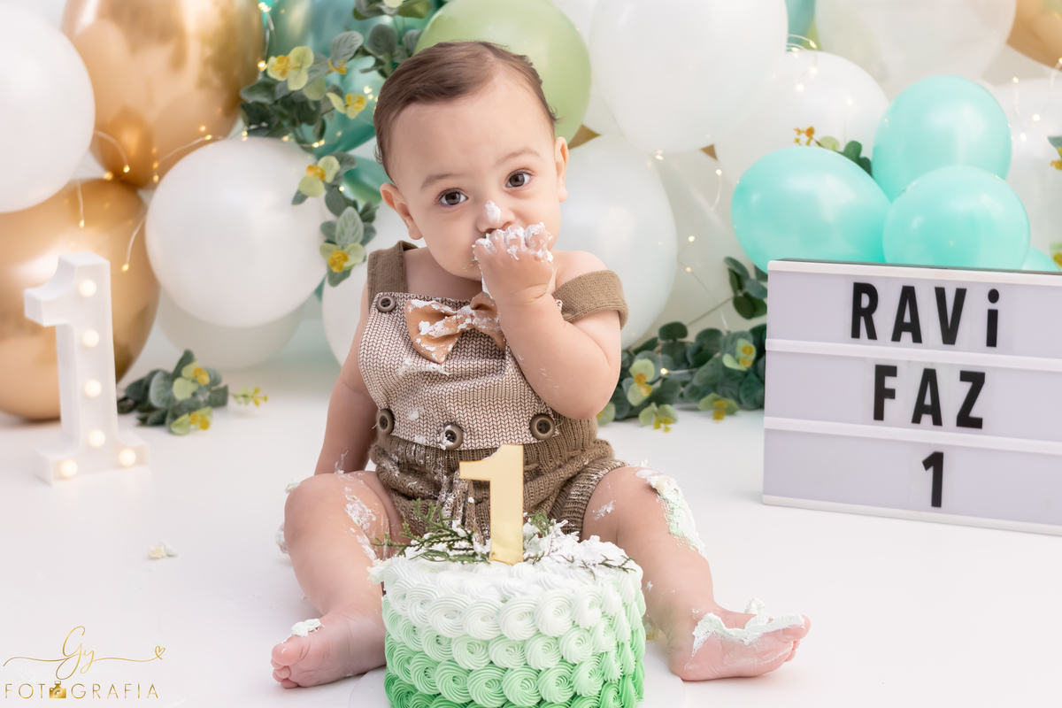 Ensaio smash the cake com os pais. Fotografo em Londrina. Momento registrado pela fotografa Giscellayne - Gy Fotografia. ensaio em Estúdio