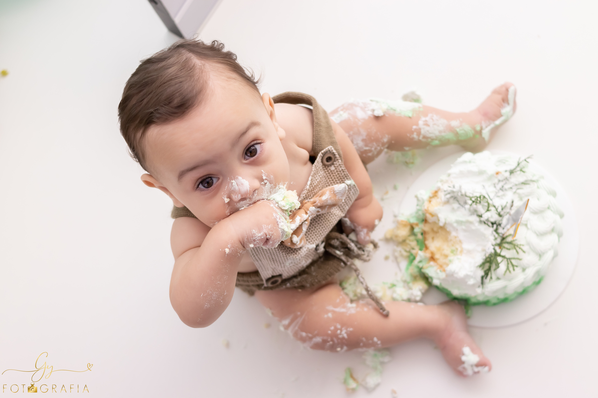 Ensaio smash the cake com os pais. Fotografo em Londrina. Momento registrado pela fotografa Giscellayne - Gy Fotografia. ensaio em Estúdio