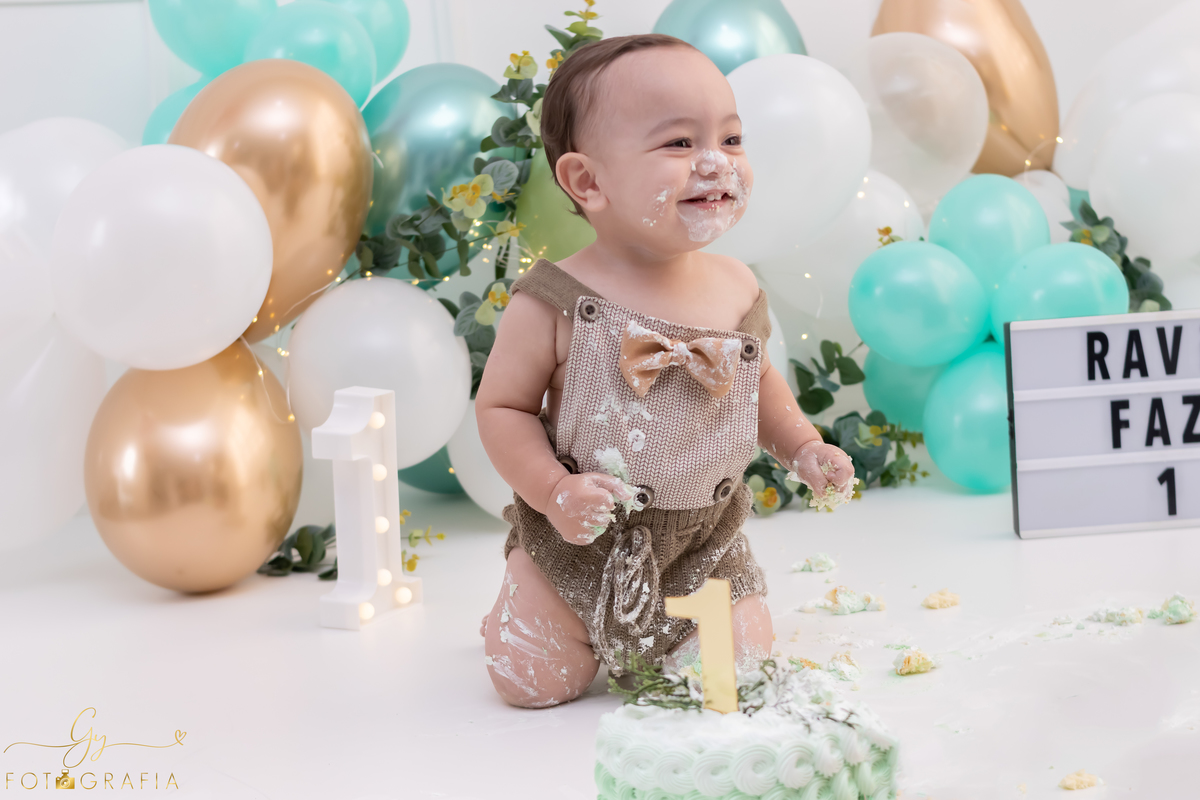 Ensaio smash the cake com os pais. Fotografo em Londrina. Momento registrado pela fotografa Giscellayne - Gy Fotografia. ensaio em Estúdio