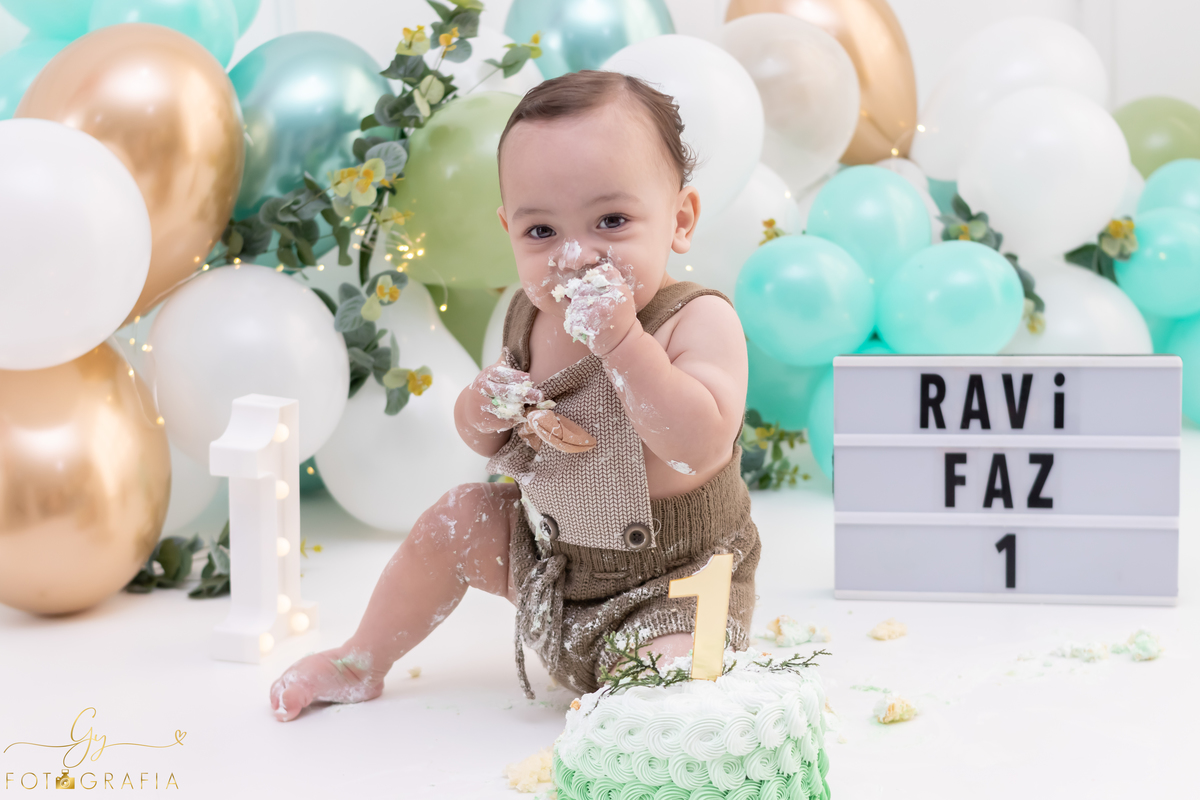 Ensaio smash the cake com os pais. Fotografo em Londrina. Momento registrado pela fotografa Giscellayne - Gy Fotografia. ensaio em Estúdio