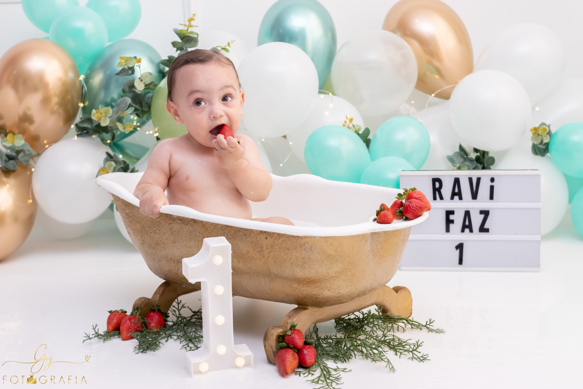 Ensaio smash the cake com os pais. Fotografo em Londrina. Momento registrado pela fotografa Giscellayne - Gy Fotografia. ensaio em Estúdio