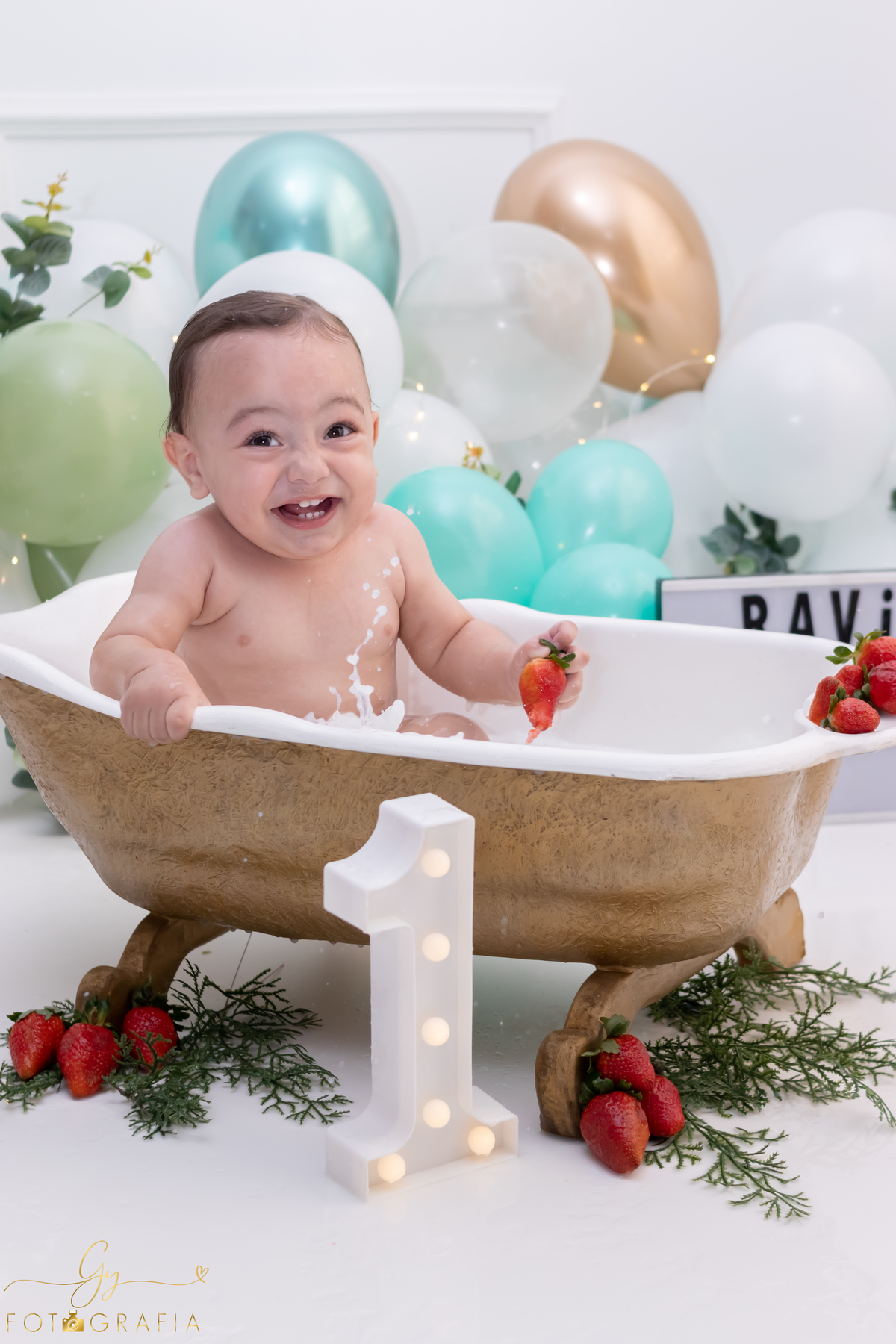 Ensaio smash the cake com os pais. Fotografo em Londrina. Momento registrado pela fotografa Giscellayne - Gy Fotografia. ensaio em Estúdio