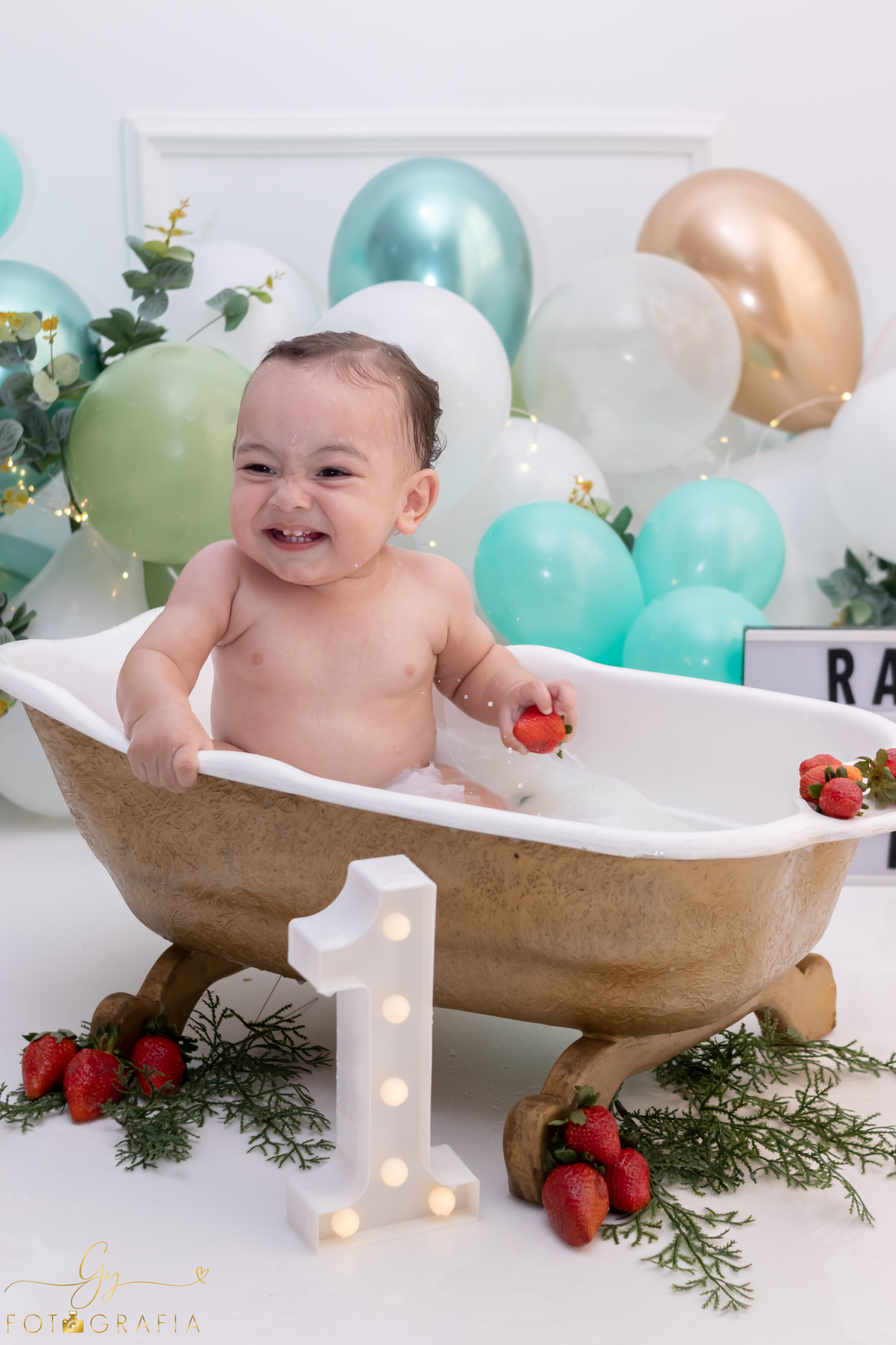 Ensaio smash the cake com os pais. Fotografo em Londrina. Momento registrado pela fotografa Giscellayne - Gy Fotografia. ensaio em Estúdio