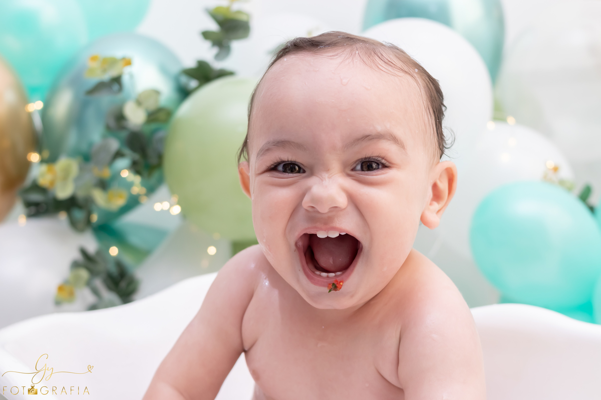 Ensaio smash the cake com os pais. Fotografo em Londrina. Momento registrado pela fotografa Giscellayne - Gy Fotografia. ensaio em Estúdio