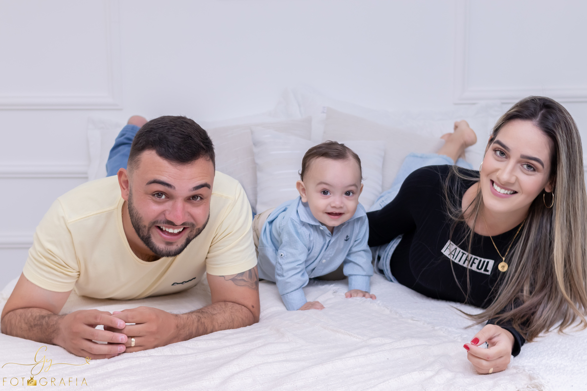 Ensaio smash the cake com os pais. Fotografo em Londrina. Momento registrado pela fotografa Giscellayne - Gy Fotografia. ensaio em Estúdio