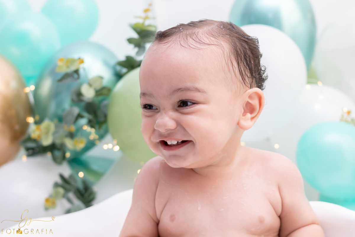 Ensaio smash the cake com os pais. Fotografo em Londrina. Momento registrado pela fotografa Giscellayne - Gy Fotografia. ensaio em Estúdio