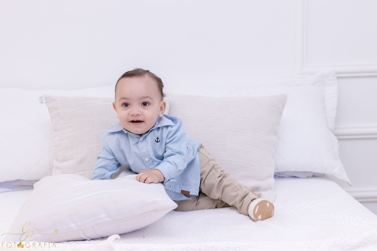 Ensaio smash the cake com os pais. Fotografo em Londrina. Momento registrado pela fotografa Giscellayne - Gy Fotografia. ensaio em Estúdio