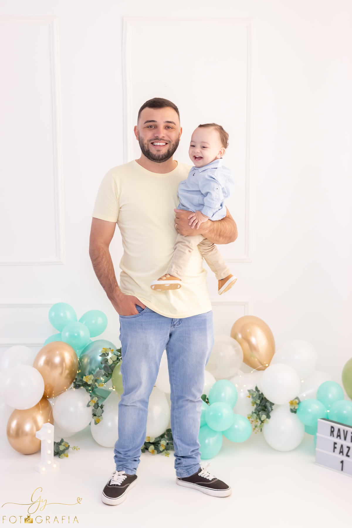 Ensaio smash the cake com os pais. Fotografo em Londrina. Momento registrado pela fotografa Giscellayne - Gy Fotografia. ensaio em Estúdio