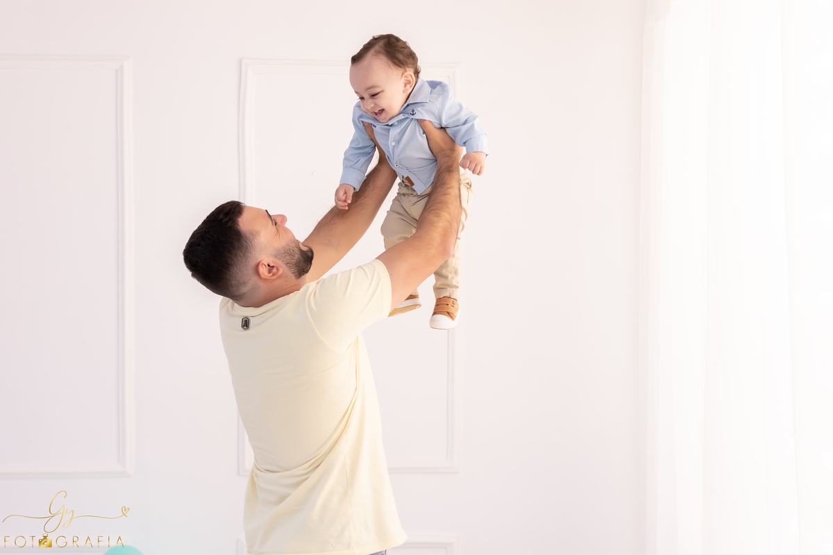 Ensaio smash the cake com os pais. Fotografo em Londrina. Momento registrado pela fotografa Giscellayne - Gy Fotografia. ensaio em Estúdio