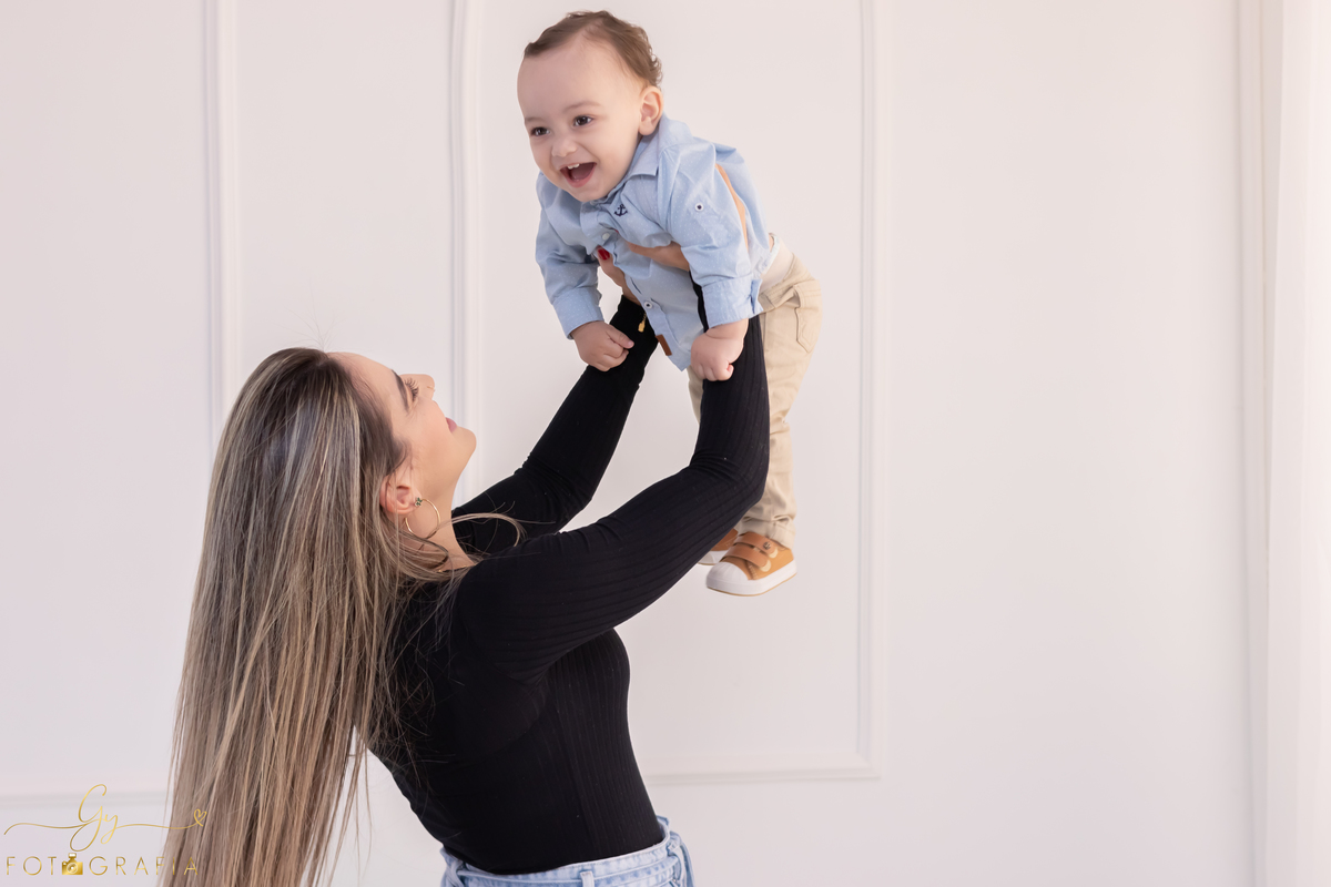 Ensaio smash the cake com os pais. Fotografo em Londrina. Momento registrado pela fotografa Giscellayne - Gy Fotografia. ensaio em Estúdio