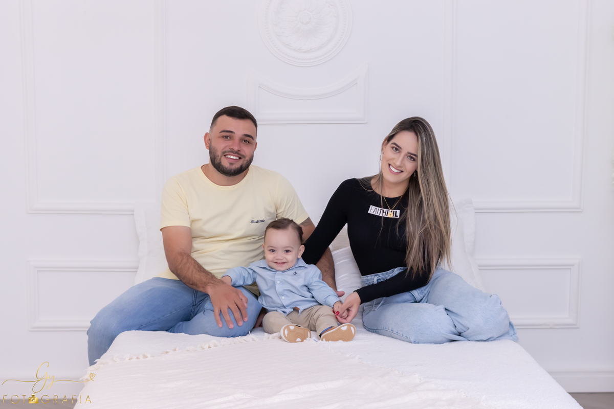 Ensaio smash the cake com os pais. Fotografo em Londrina. Momento registrado pela fotografa Giscellayne - Gy Fotografia. ensaio em Estúdio