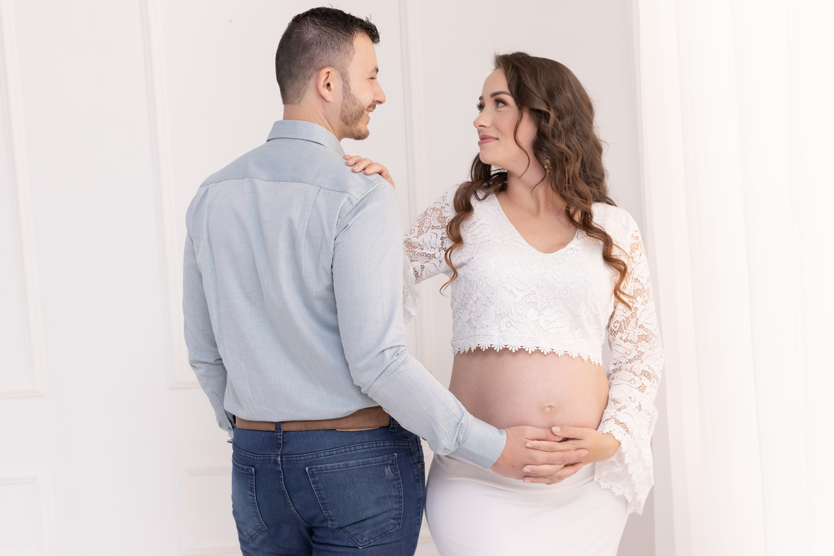 Ensaio da gestante Luana no estúdio. Fotografo em londrina especializado em ensaios de gestantes. Momento registrado pela fotografa Giscellayne - Gy Fotografia.