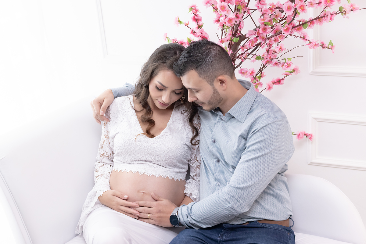Ensaio da gestante Luana no estúdio. Fotografo em londrina especializado em ensaios de gestantes. Momento registrado pela fotografa Giscellayne - Gy Fotografia.
