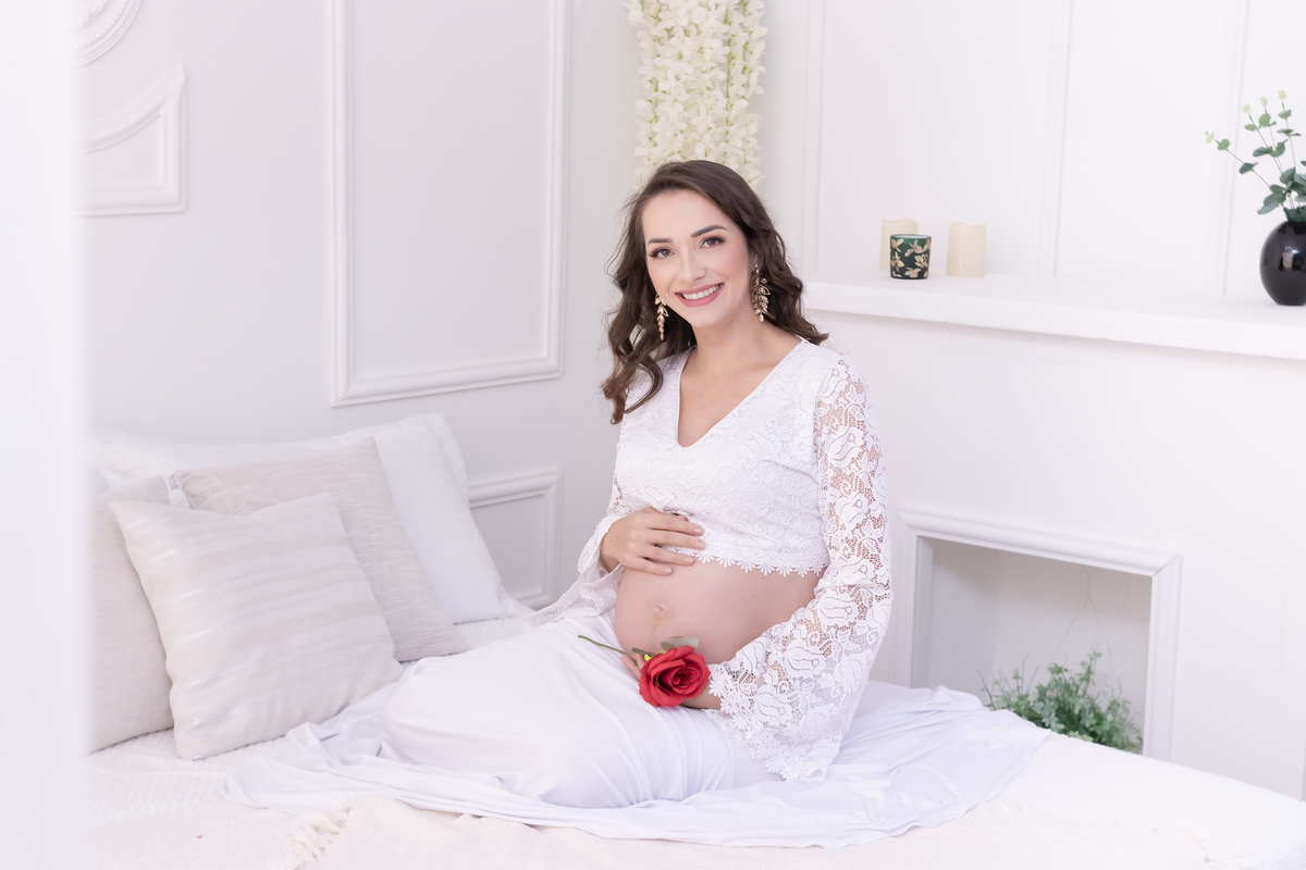 Ensaio da gestante Luana no estúdio. Fotografo em londrina especializado em ensaios de gestantes. Momento registrado pela fotografa Giscellayne - Gy Fotografia.