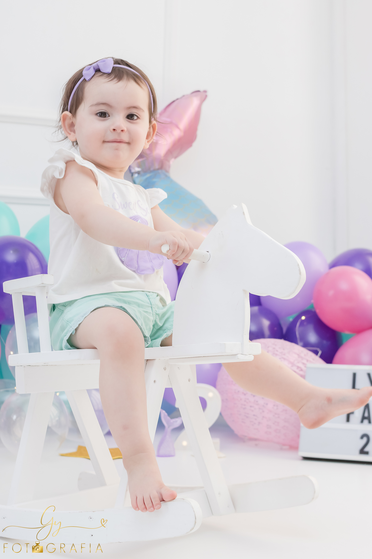 Ensaio smash the cake de 2 anos da Lys. O Ensaio foi feito com algumas peças que mamãe trouxe pro estúdio. Momento registrado pela fotografa Giscellayne - Gy Fotografia. Especializada em ensaios de bebes e crianças.