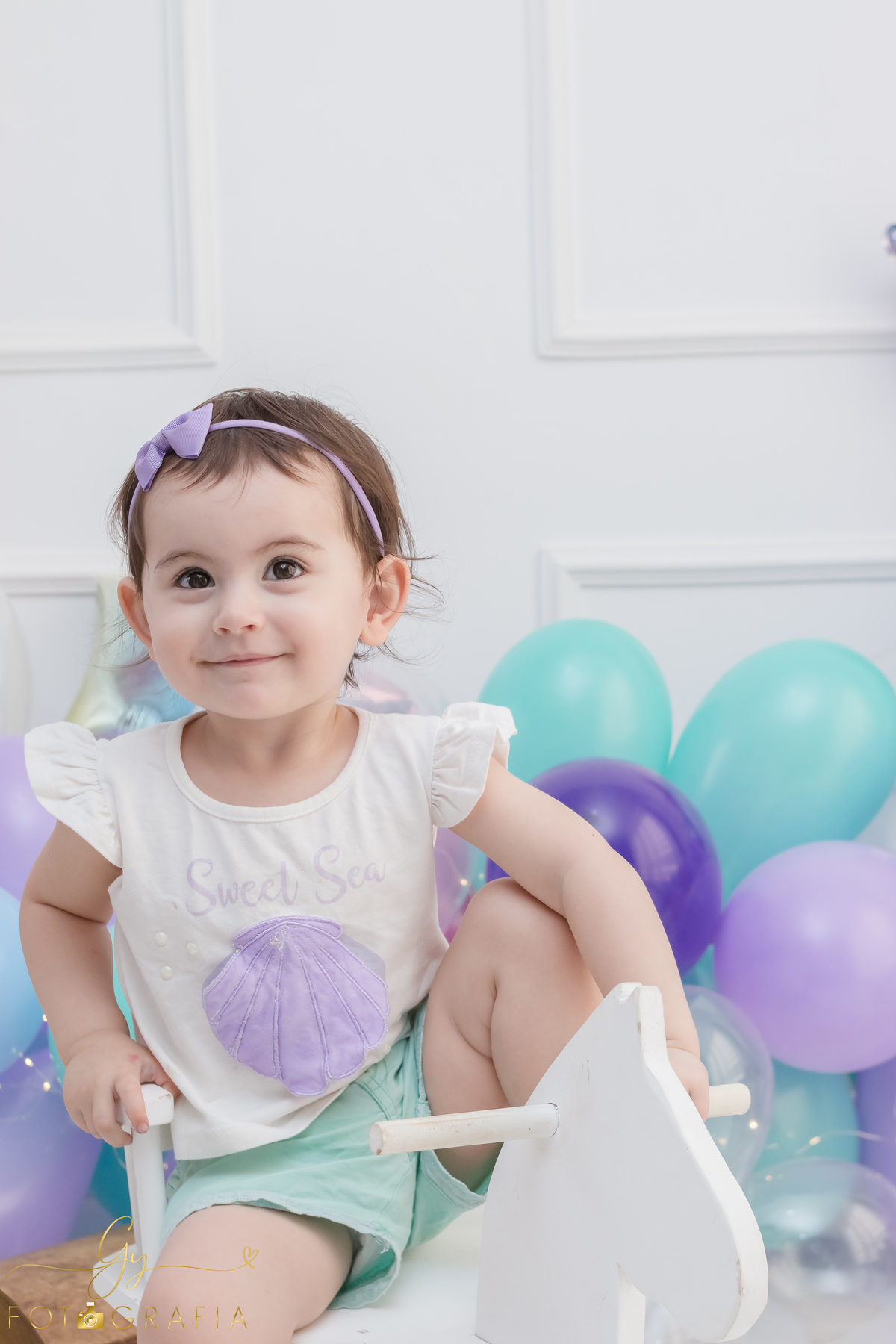 Ensaio smash the cake de 2 anos da Lys. O Ensaio foi feito com algumas peças que mamãe trouxe pro estúdio. Momento registrado pela fotografa Giscellayne - Gy Fotografia. Especializada em ensaios de bebes e crianças.