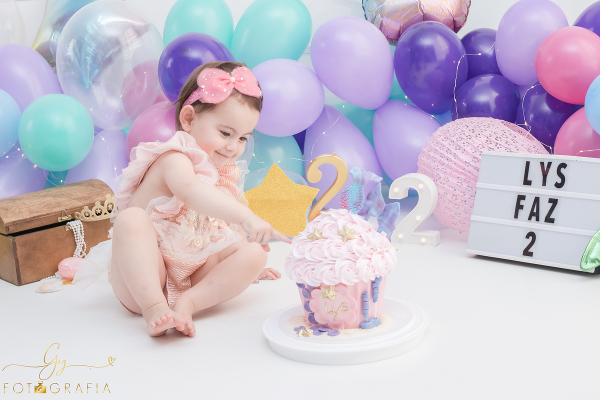 Ensaio smash the cake de 2 anos da Lys. O Ensaio foi feito com algumas peças que mamãe trouxe pro estúdio. Momento registrado pela fotografa Giscellayne - Gy Fotografia. Especializada em ensaios de bebes e crianças.