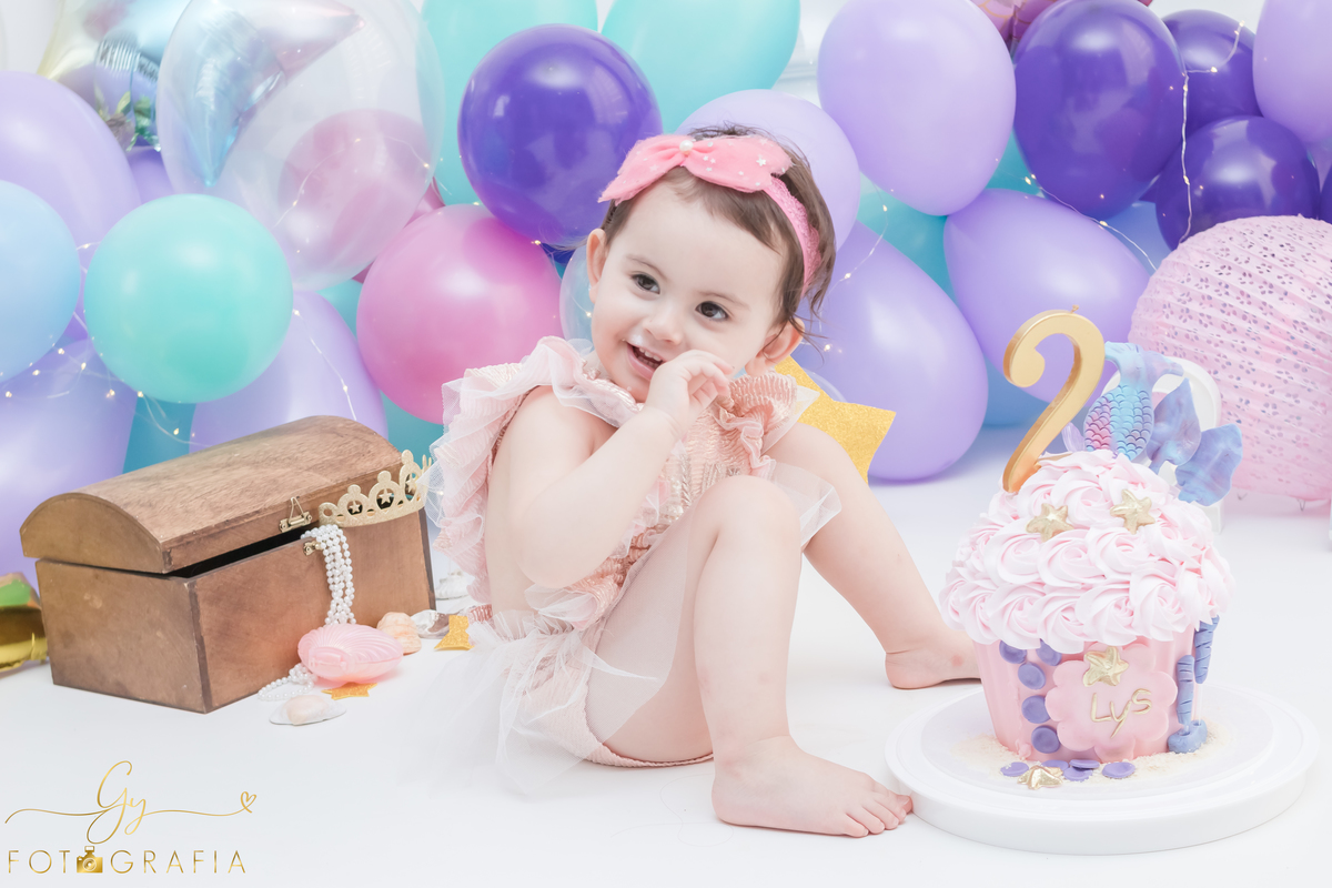 Ensaio smash the cake de 2 anos da Lys. O Ensaio foi feito com algumas peças que mamãe trouxe pro estúdio. Momento registrado pela fotografa Giscellayne - Gy Fotografia. Especializada em ensaios de bebes e crianças.