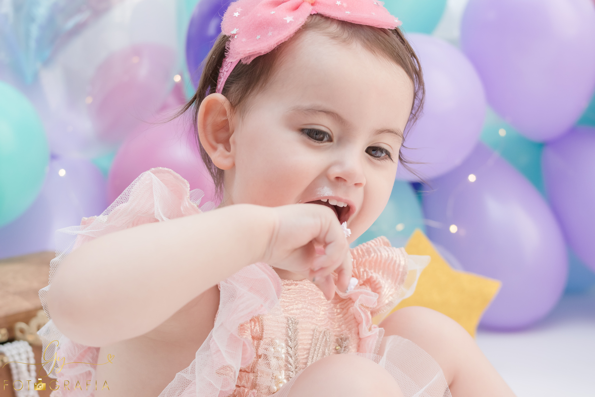 Ensaio smash the cake de 2 anos da Lys. O Ensaio foi feito com algumas peças que mamãe trouxe pro estúdio. Momento registrado pela fotografa Giscellayne - Gy Fotografia. Especializada em ensaios de bebes e crianças.