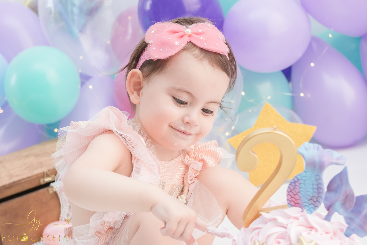 Ensaio smash the cake de 2 anos da Lys. O Ensaio foi feito com algumas peças que mamãe trouxe pro estúdio. Momento registrado pela fotografa Giscellayne - Gy Fotografia. Especializada em ensaios de bebes e crianças.