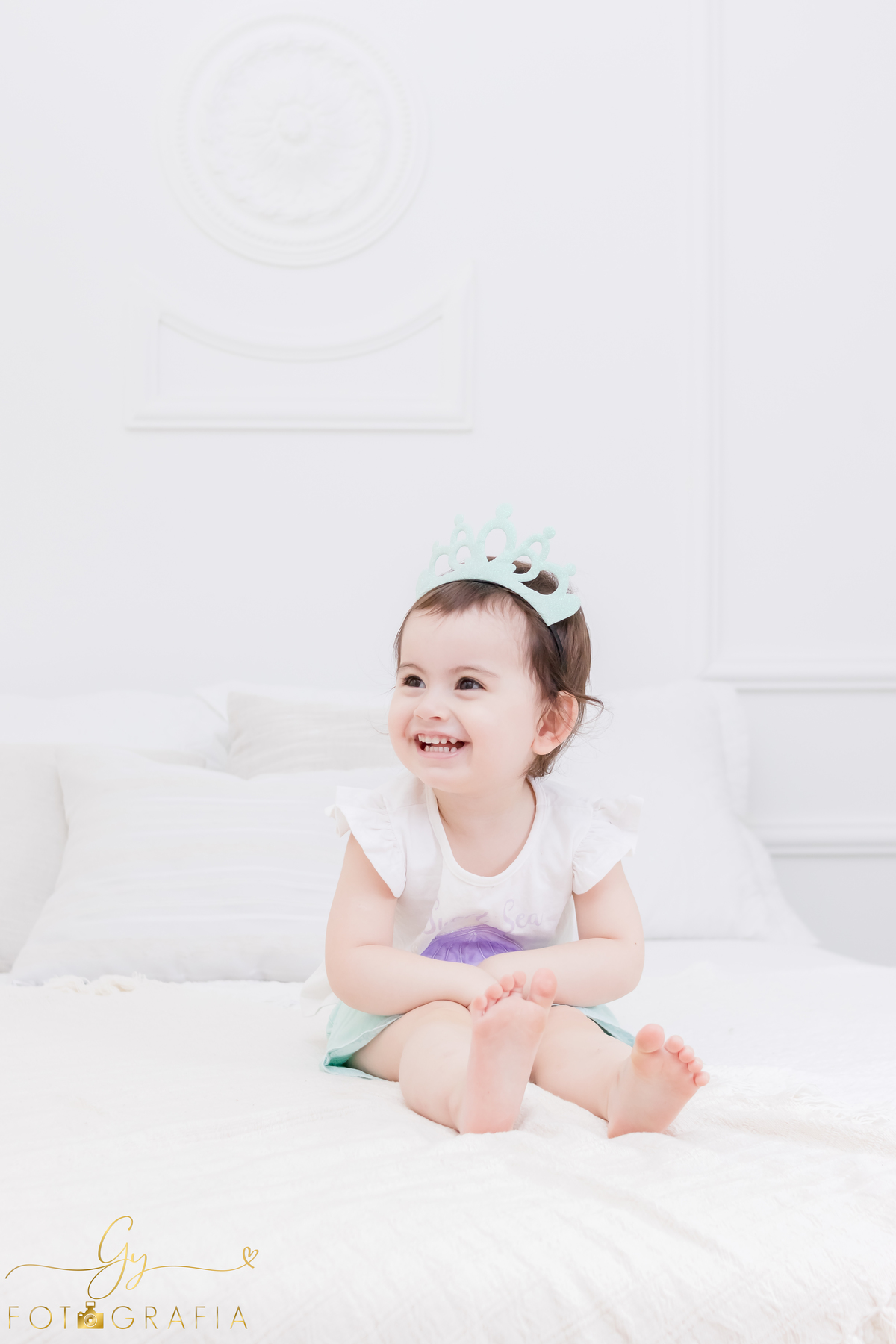 Ensaio smash the cake de 2 anos da Lys. O Ensaio foi feito com algumas peças que mamãe trouxe pro estúdio. Momento registrado pela fotografa Giscellayne - Gy Fotografia. Especializada em ensaios de bebes e crianças.