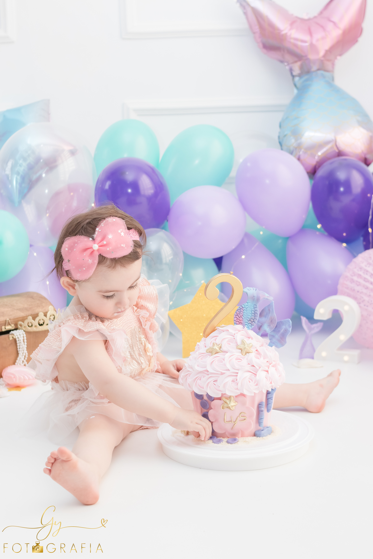 Ensaio smash the cake de 2 anos da Lys. O Ensaio foi feito com algumas peças que mamãe trouxe pro estúdio. Momento registrado pela fotografa Giscellayne - Gy Fotografia. Especializada em ensaios de bebes e crianças.