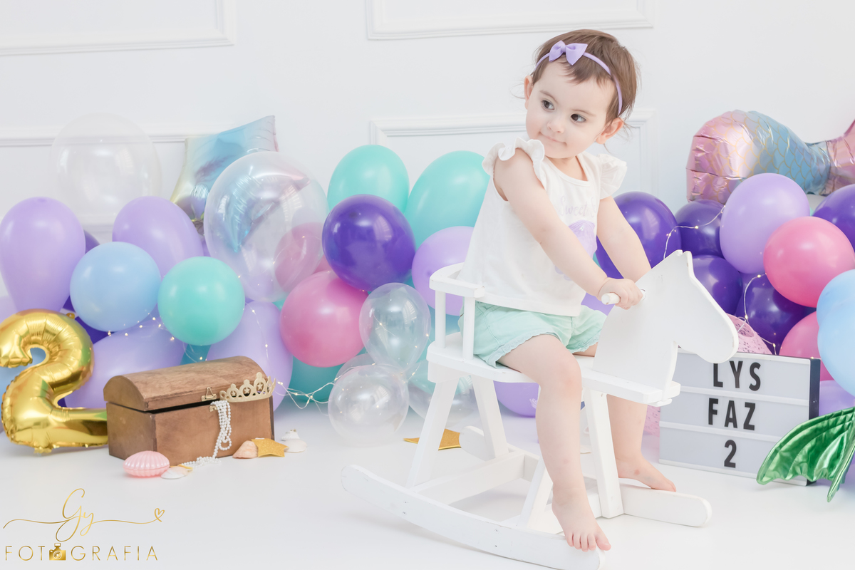 Ensaio smash the cake de 2 anos da Lys. O Ensaio foi feito com algumas peças que mamãe trouxe pro estúdio. Momento registrado pela fotografa Giscellayne - Gy Fotografia. Especializada em ensaios de bebes e crianças.