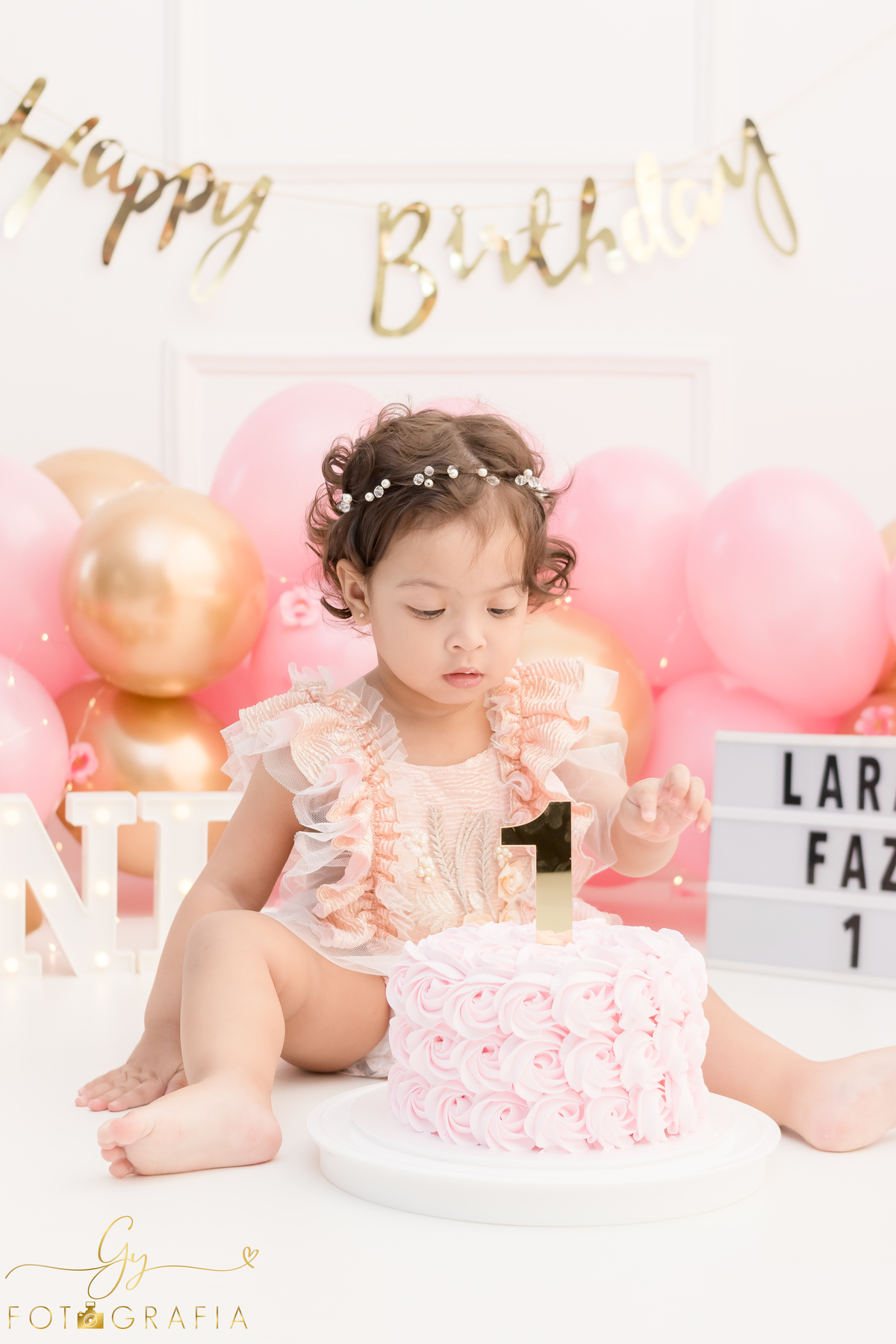 Ensaio smash the cake em estúdio. Fotógrafo em Londrina Especializado em ensaios de bebês e crianças. Momento registrado pela fotógrafa Giscellayne | Gy Fotografia.I